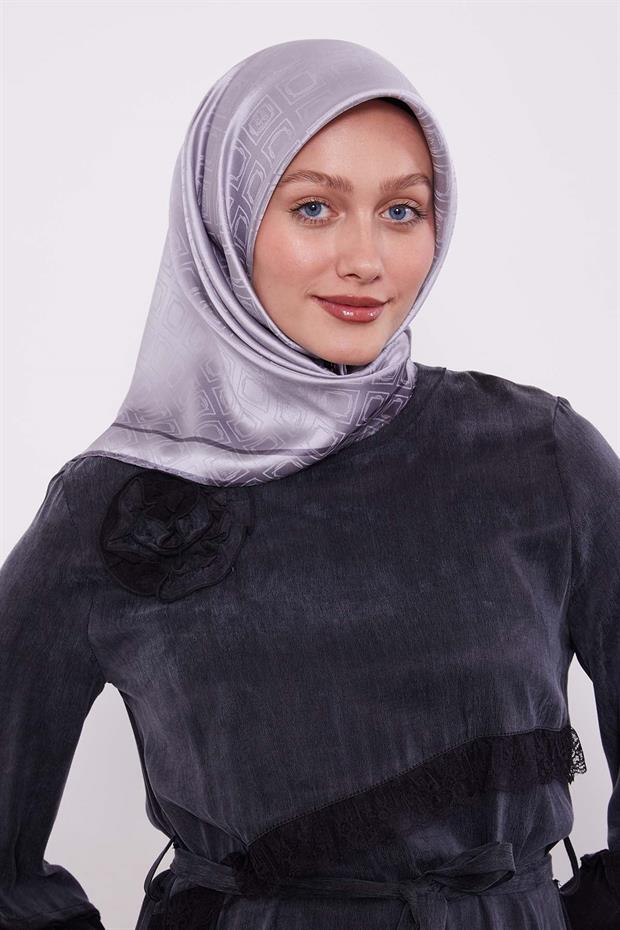 Gümüş Baklava Desen Monogram İpek Eşarp