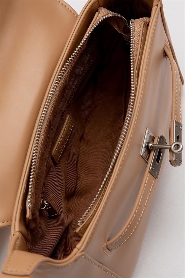 Haki Kalp Aksesuar Detaylı Omuz Çantası