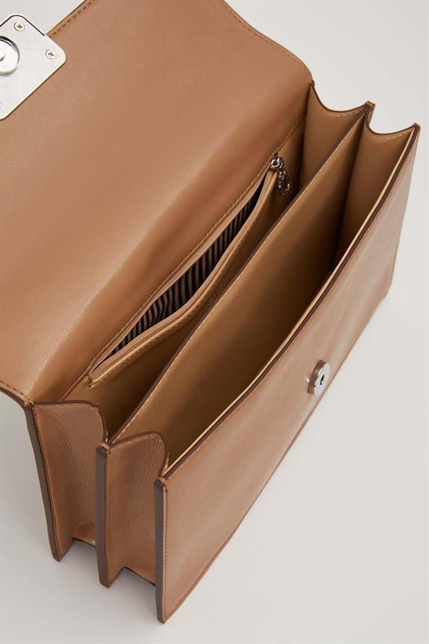 Haki Kare Form Charm Detaylı Omuz Çantası