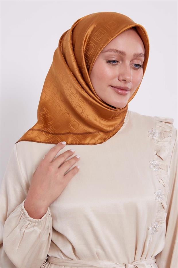 Hardal Baklava Desen Monogram İpek Eşarp