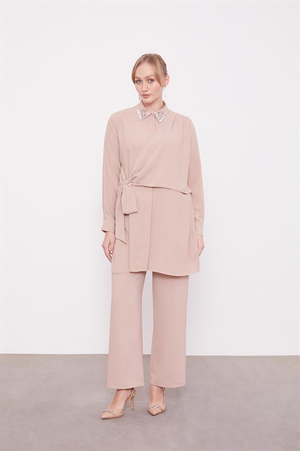 Koyu Bej Yakası İşlemeli İkili Takım