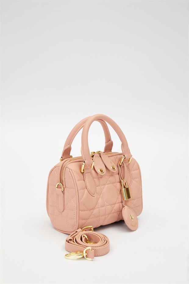 Koyu Pembe Kilit Aksesuar Detaylı El Çantası