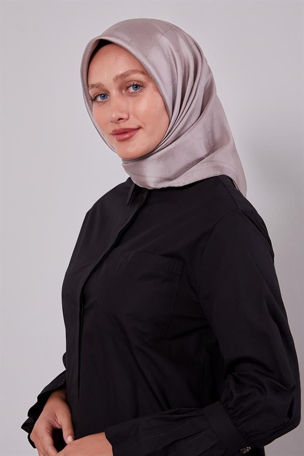 K.Vizon Kenar Şeritli Monogram İpek Eşarp