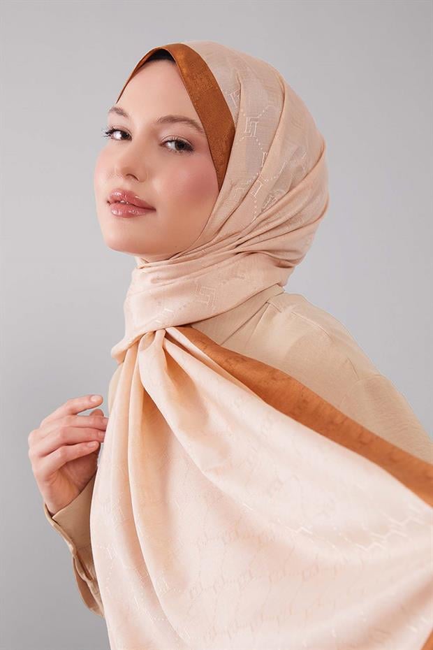 Koyu Bej Petek İşlemeli Monogram Şal