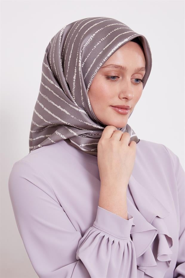 Koyu Vizon Çizgili Yazı Desen Twill İpek Eşarp