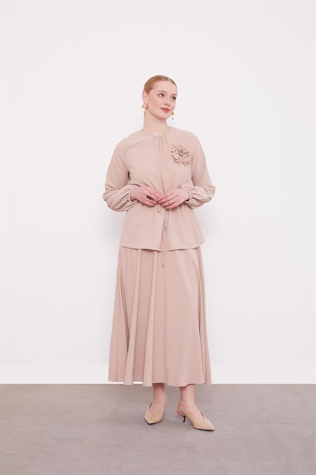 Koyu Bej Yaka Gül Detaylı Etek Takım