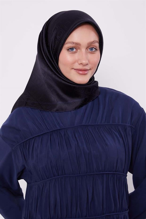 Koyu Lacivert Baklava Desen Monogram İpek Eşarp