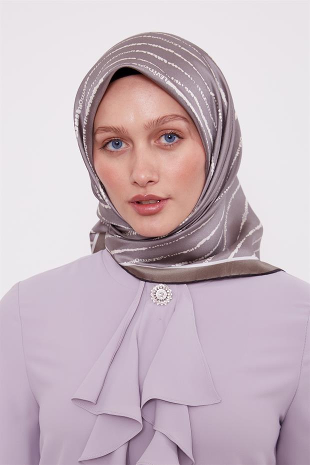 Koyu Vizon Çizgili Yazı Desen Twill İpek Eşarp