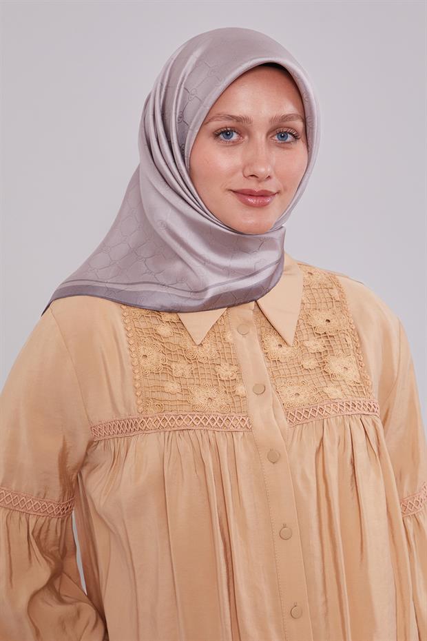 K.Pudra Kenar Şeritli Monogram İpek Eşarp