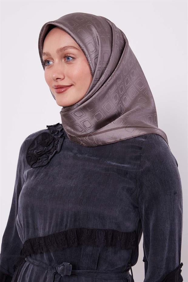 Koyu Vizon Baklava Desen Monogram İpek Eşarp