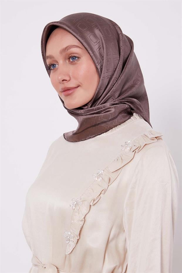 Koyu Kahve Baklava Desen Monogram İpek Eşarp