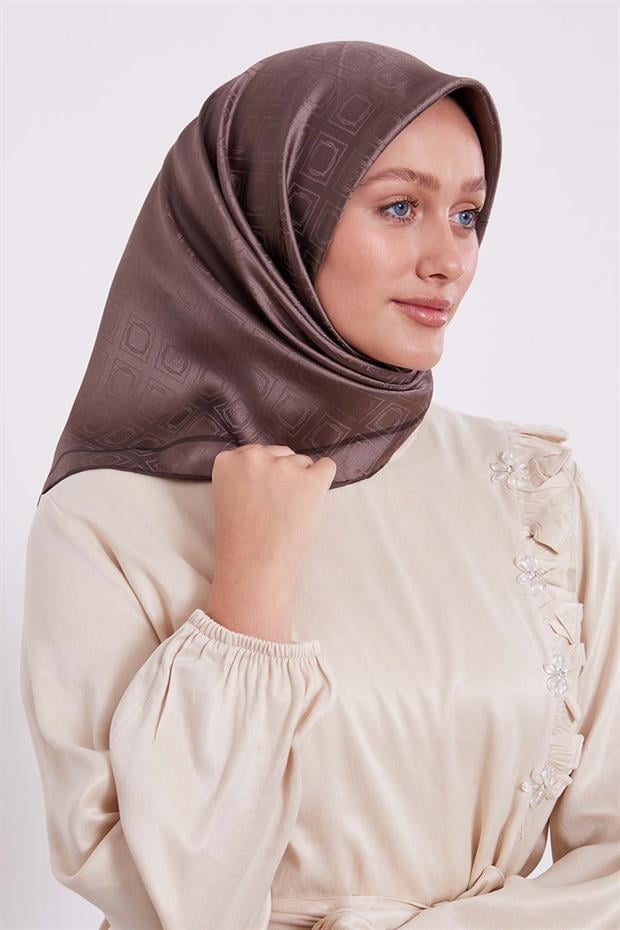 Koyu Kahve Baklava Desen Monogram İpek Eşarp