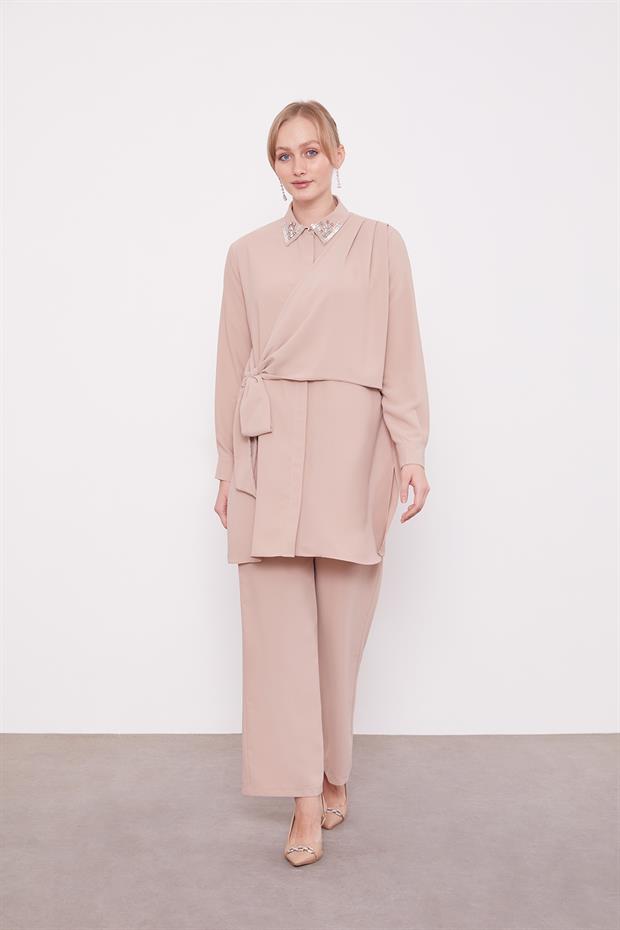 Koyu Bej Yakası İşlemeli İkili Takım