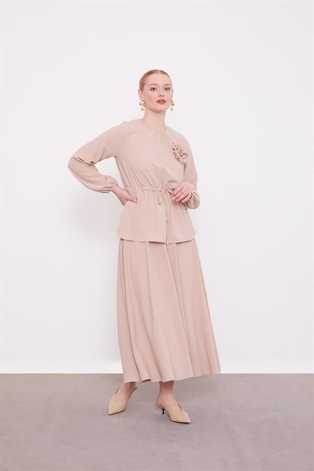 Koyu Bej Yaka Gül Detaylı Etek Takım