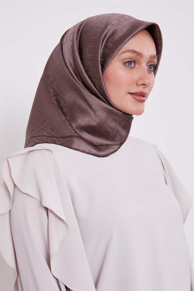 Kahve Baklava Desen Monogram İpek Eşarp