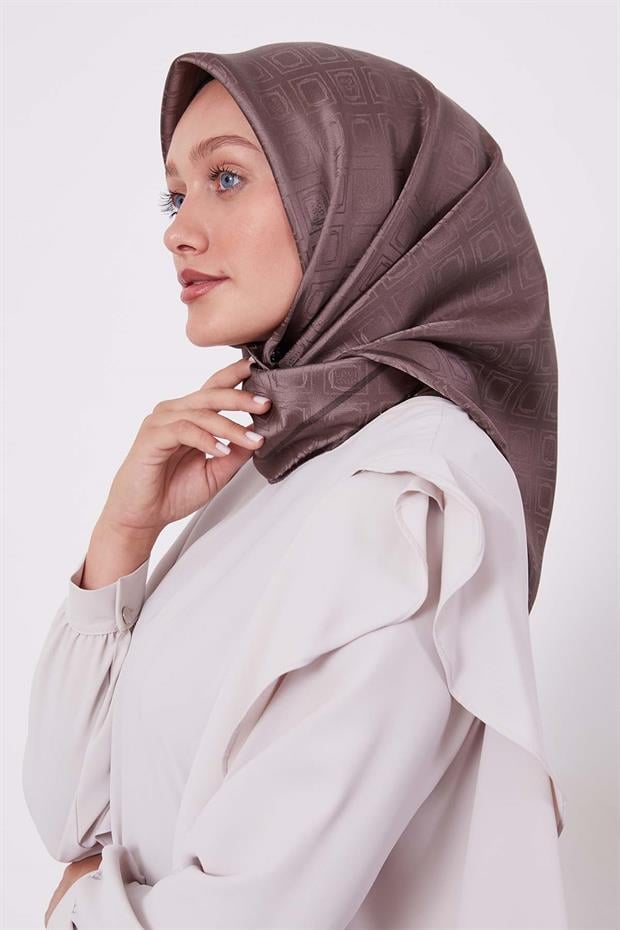 Kahve Baklava Desen Monogram İpek Eşarp