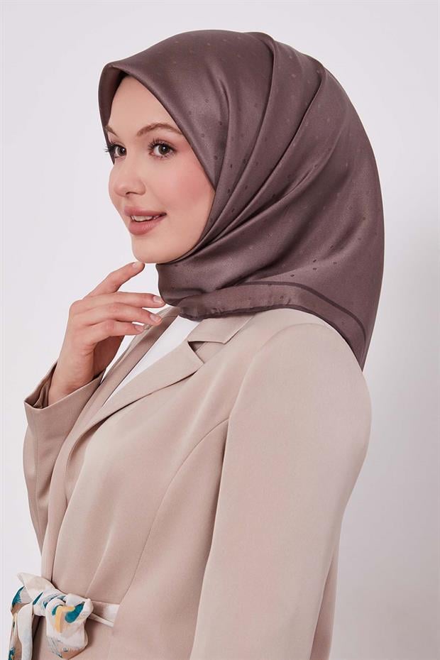 Kahve Benek Desen Monogram İpek Eşarp