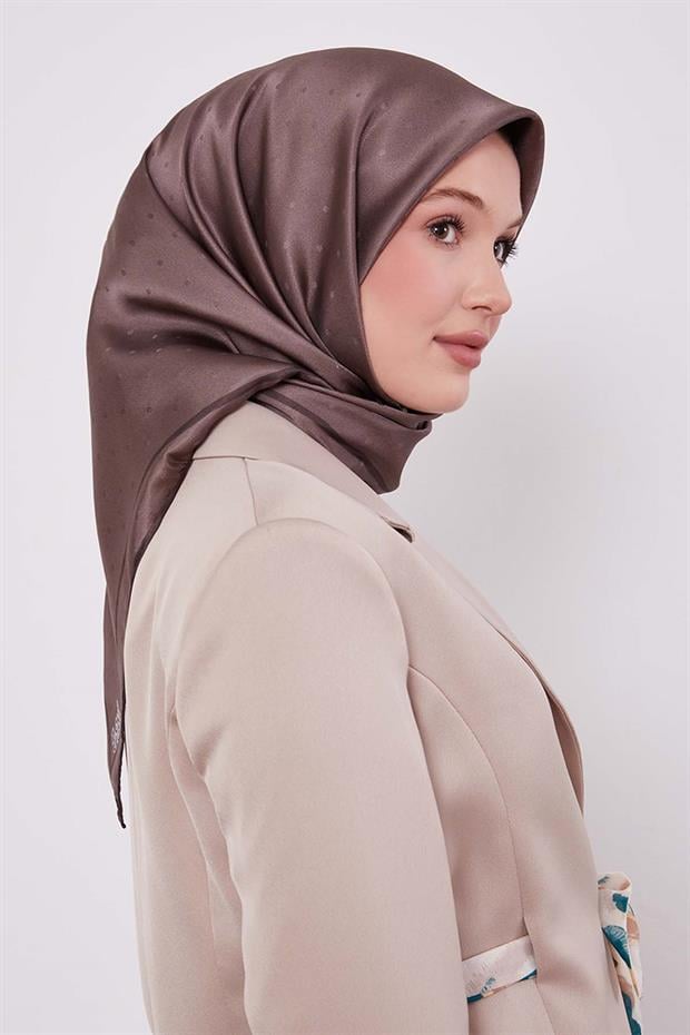 Kahve Benek Desen Monogram İpek Eşarp