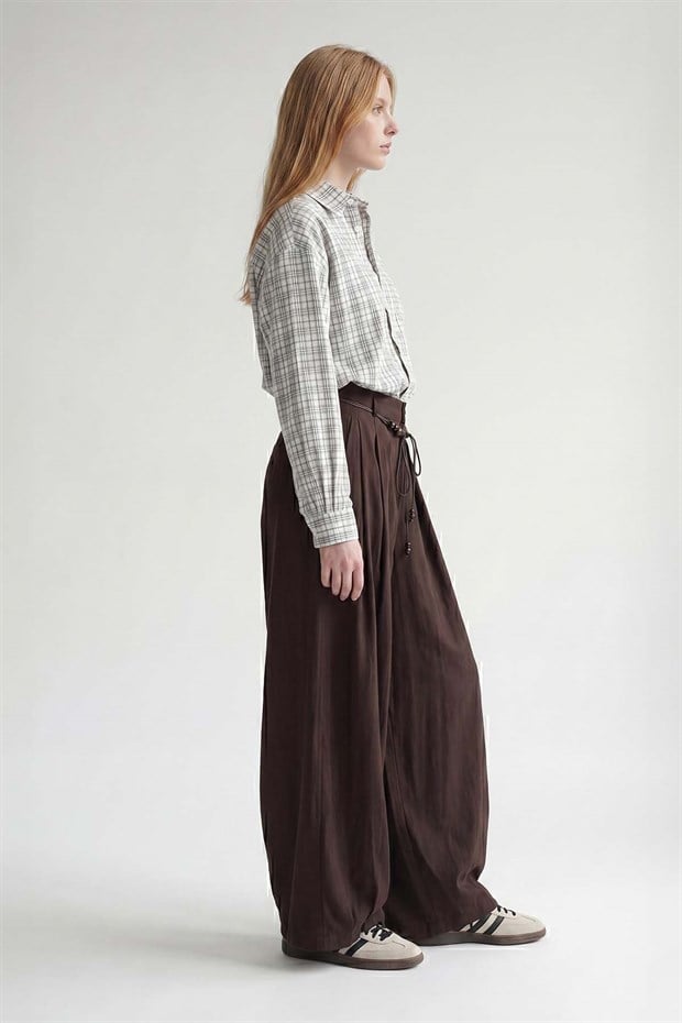 Kahve Boncuk Kemerli Pile Detay Pantolon