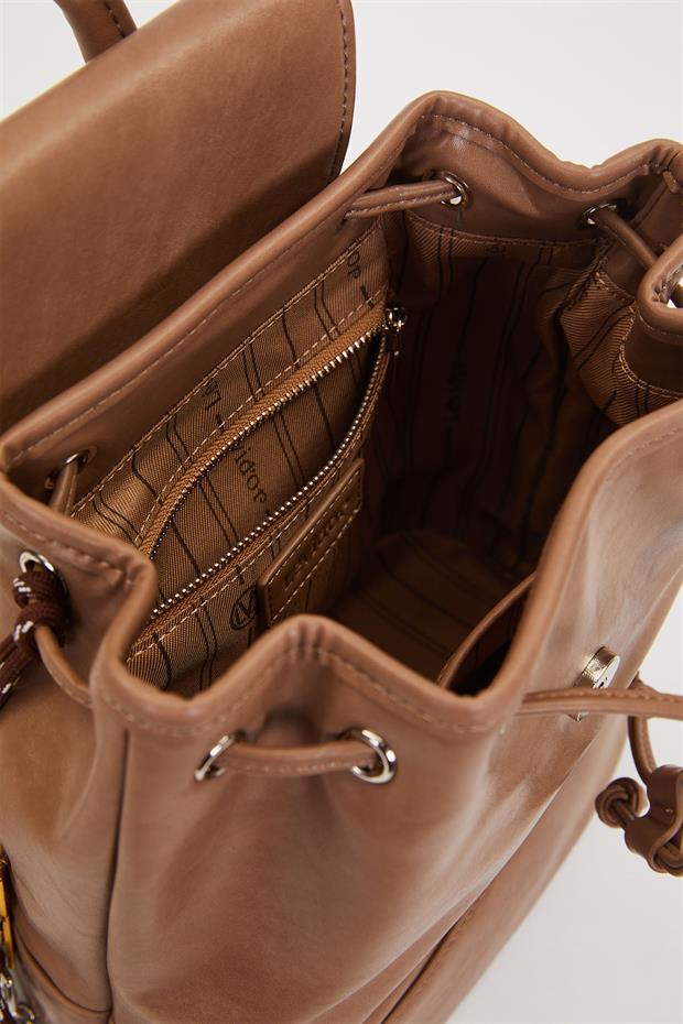 Kahve Charm Aksesuar Detaylı Sırt Çantası