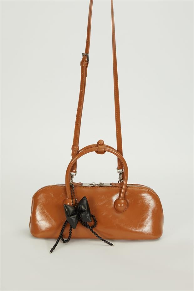 Kahve Charm Detaylı Baget Çanta
