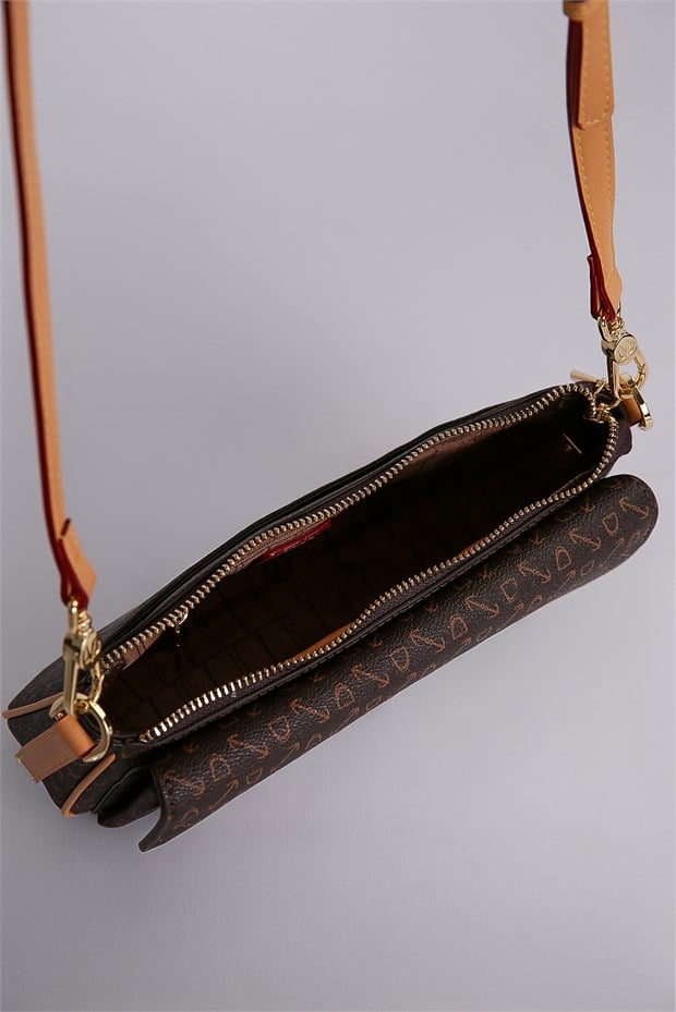 Kahve Monogram Desenli Baget Omuz Çantası