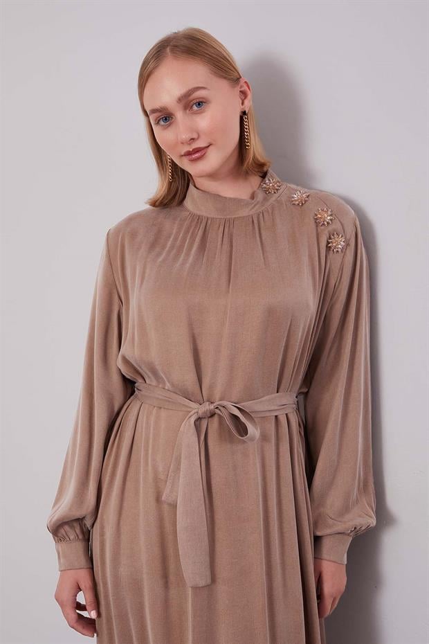 Kahve Omuz Taş Çiçek Detaylı Cupra Elbise