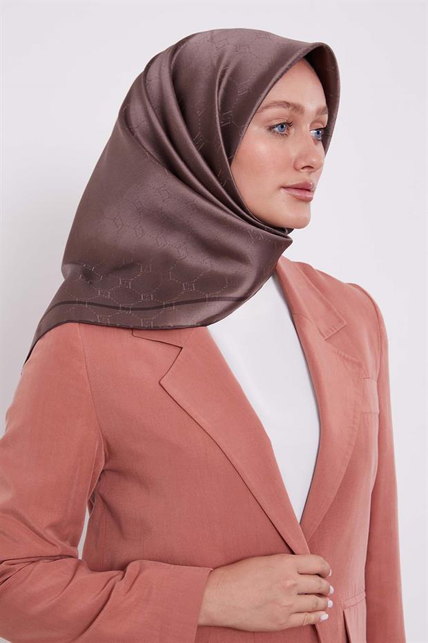 Kahve Petek Desen Monogram İpek Eşarp