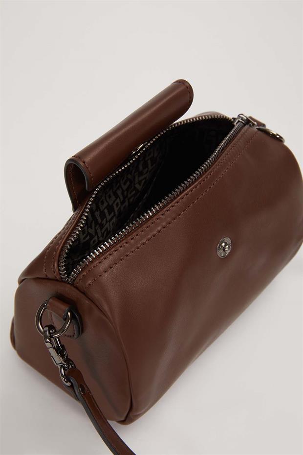 Kahve Silindir Model Charm Detaylı Omuz Çantası