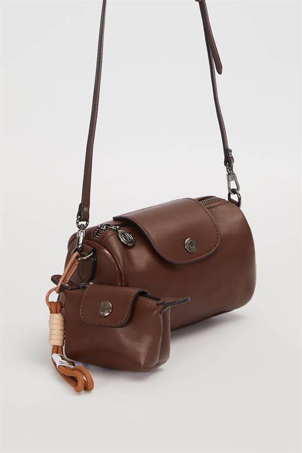 Kahve Silindir Model Charm Detaylı Omuz Çantası