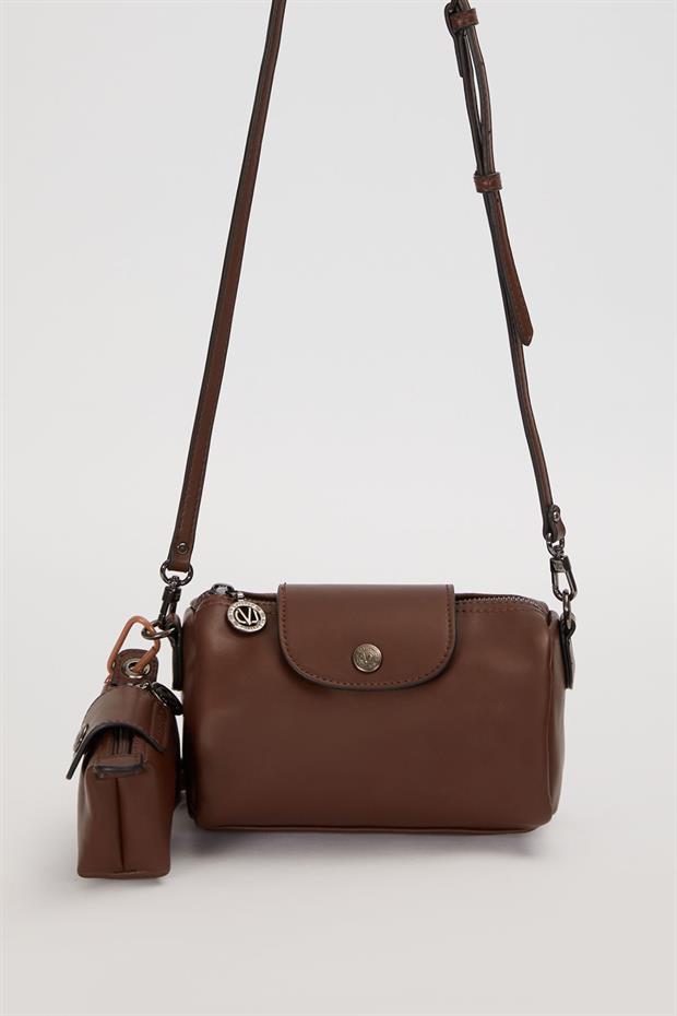 Kahve Silindir Model Charm Detaylı Omuz Çantası