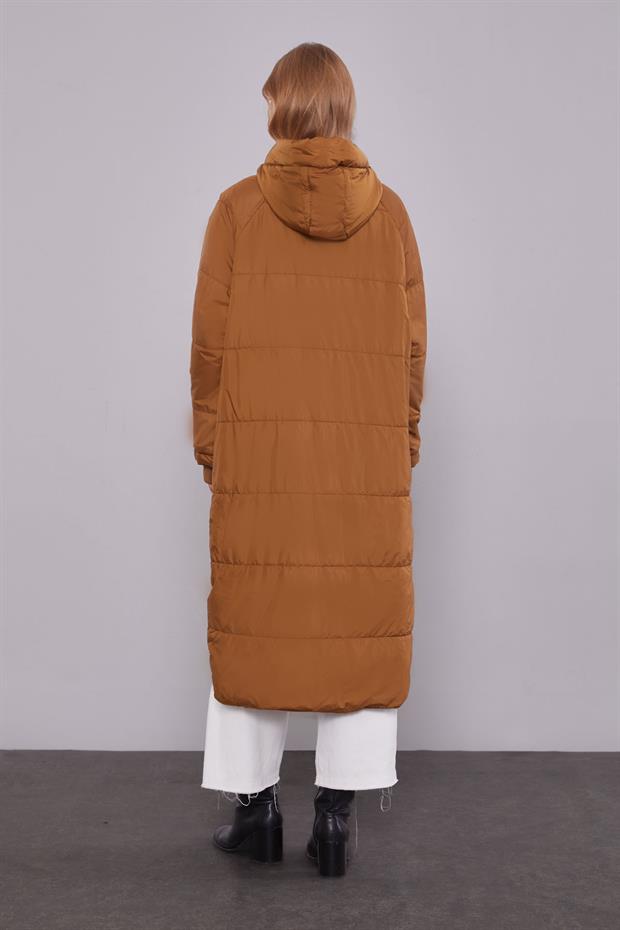 Kahve Yanları Çıt Çıt Detaylı Kapüşonlu Şişme Mont