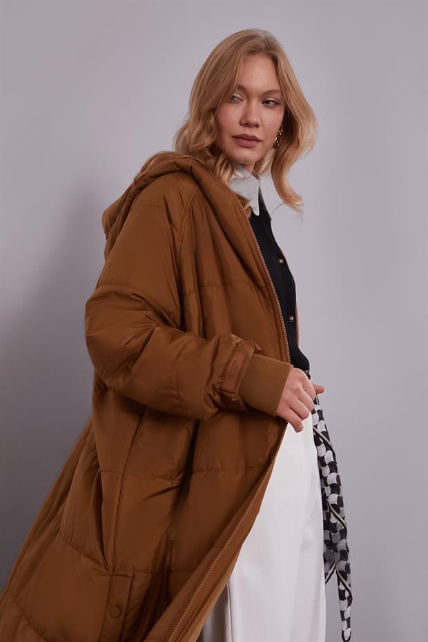 Kahve Yanları Çıt Çıt Detaylı Kapüşonlu Şişme Mont