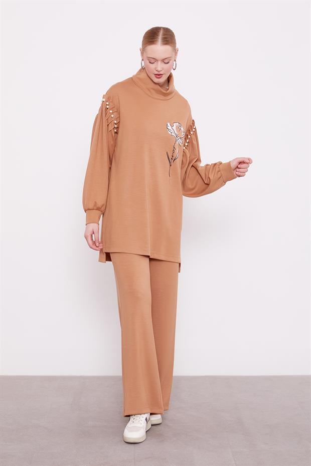 Karamel İnci Kol Detaylı Spor Takım