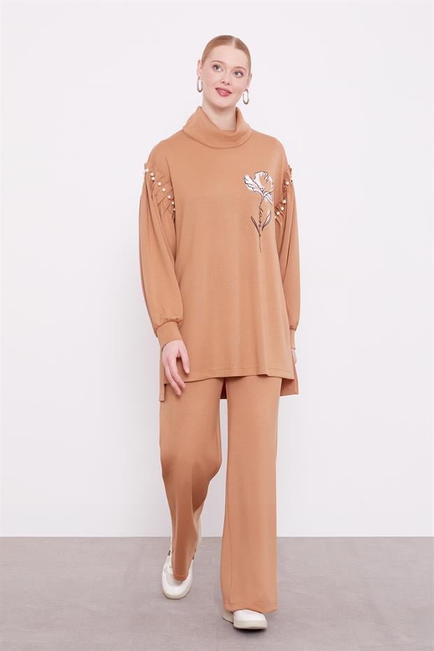 Karamel İnci Kol Detaylı Spor Takım