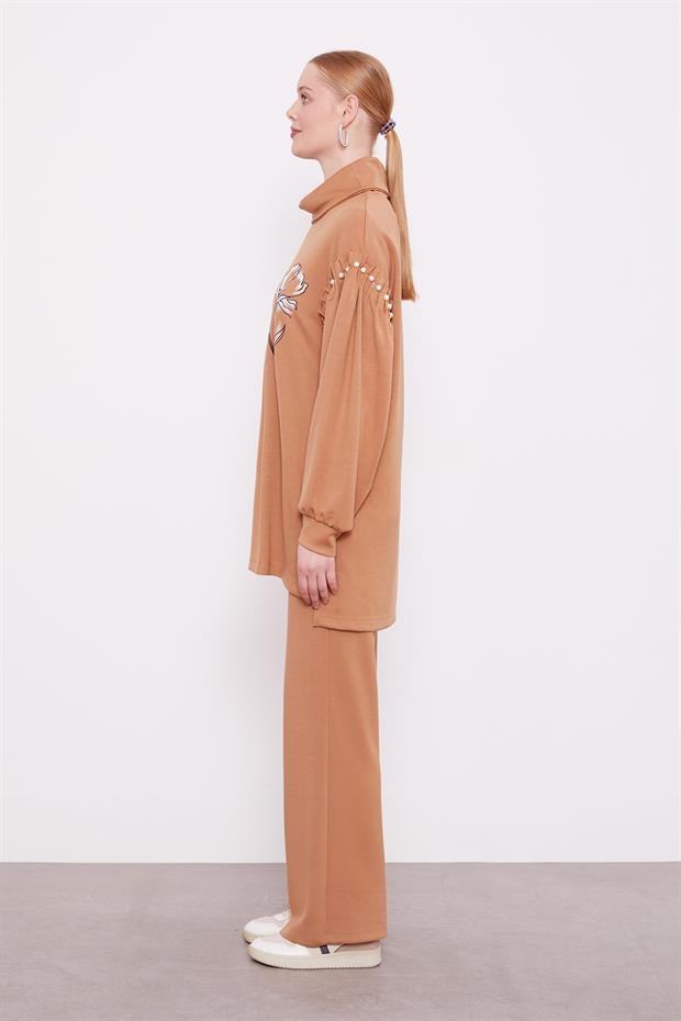 Karamel İnci Kol Detaylı Spor Takım