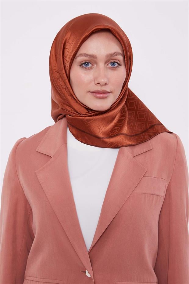 Kiremit Baklava Desen Monogram İpek Eşarp