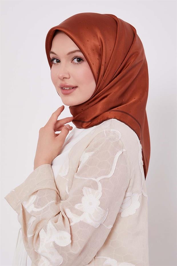 Kiremit Benek Desen Monogram İpek Eşarp