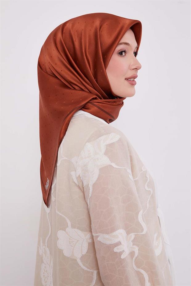 Kiremit Benek Desen Monogram İpek Eşarp