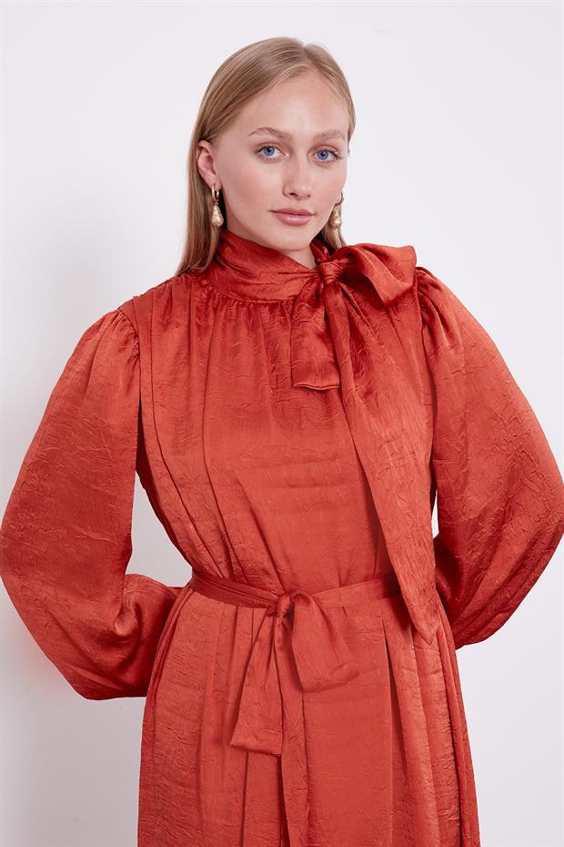 Kiremit Kuşak Detaylı Saten Kraş Elbise