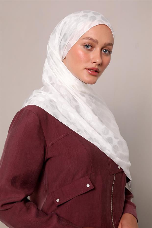 Kırık Beyaz Benek Desenli Jakar Capri Şal