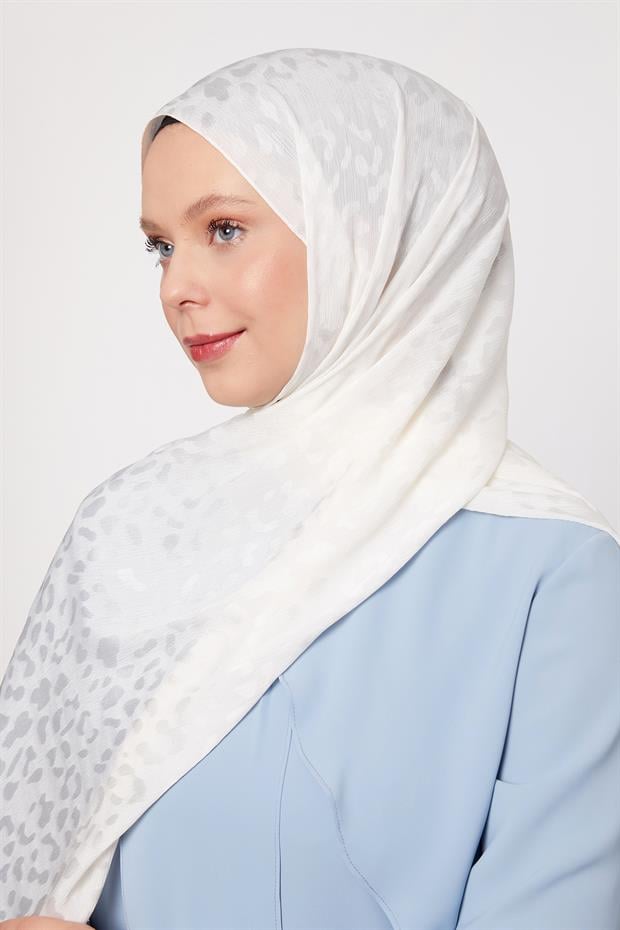 Kırık Beyaz Kendinden Desenli Jakar Capri Şal