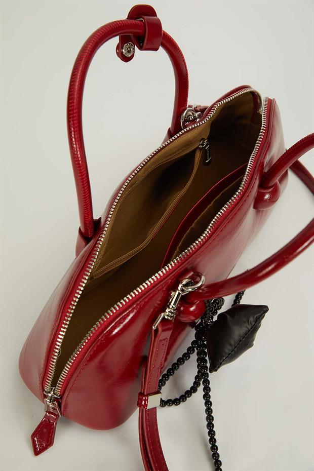 Kırmızı Charm Detaylı Baget Çanta