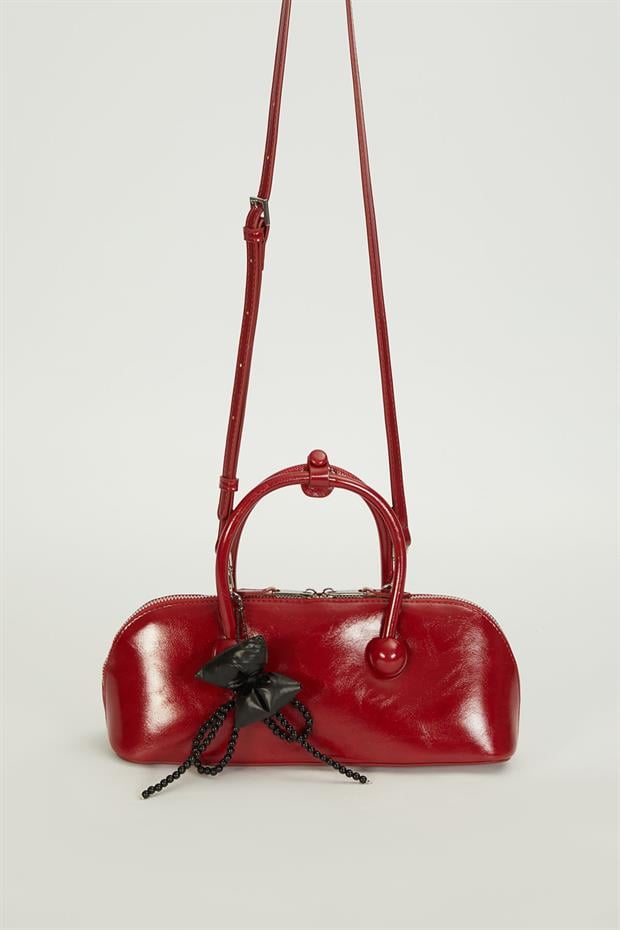 Kırmızı Charm Detaylı Baget Çanta