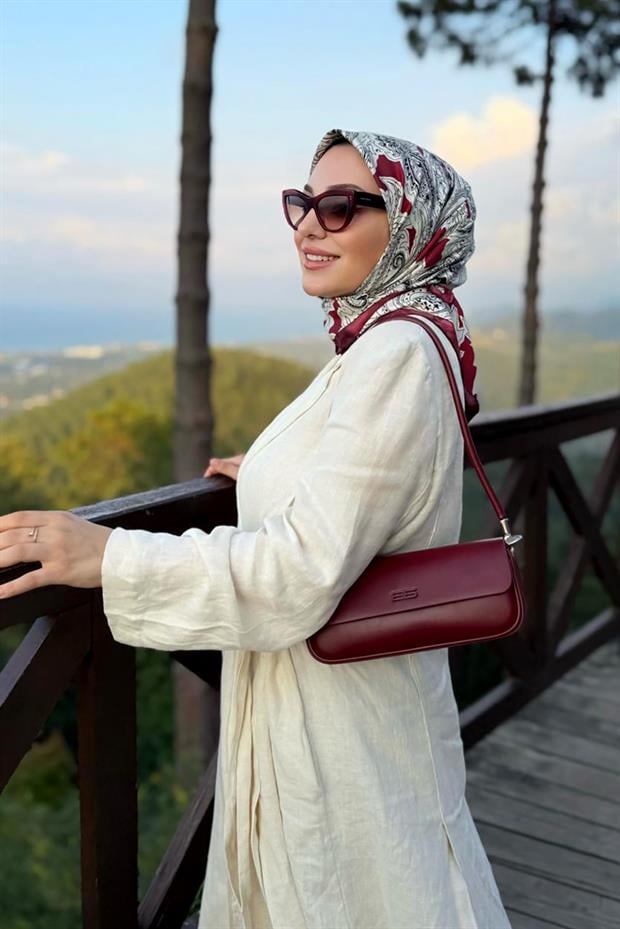 Kırmızı Çizim Etnik Desen Twill İpek Eşarp
