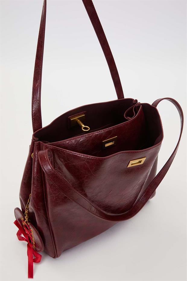 Kırmızı Örgü Aksesuar Detaylı Omuz Çantası