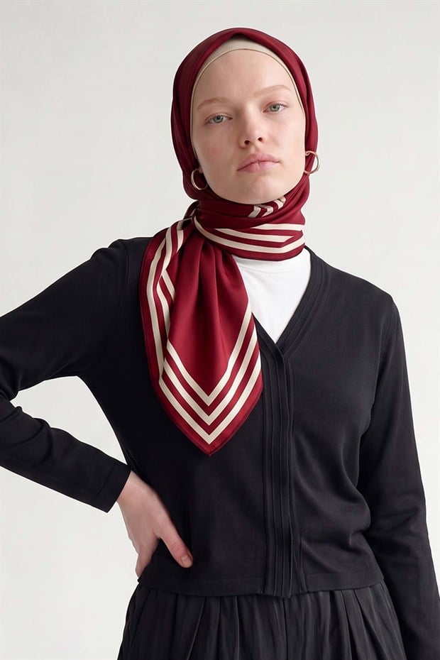 Kırmızı Üç Çizgi Detaylı Twill İpek Eşarp