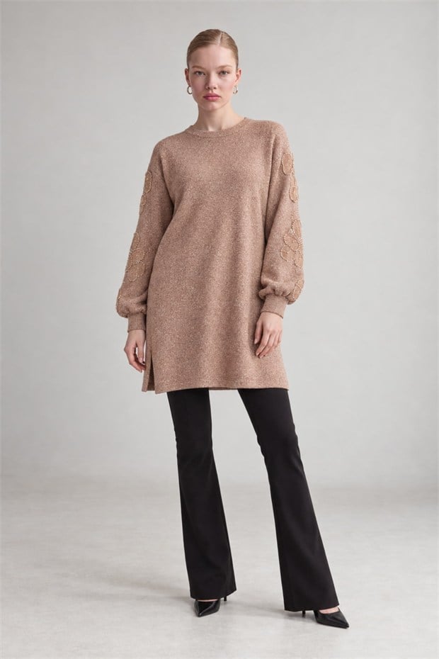 Kol Çiçek Detaylı Tunik Camel