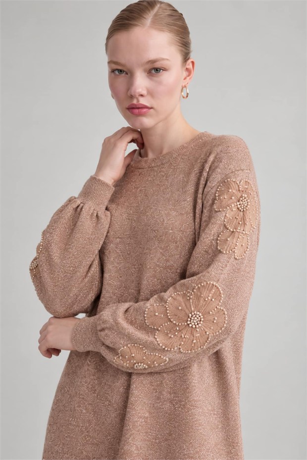 Kol Çiçek Detaylı Tunik Camel