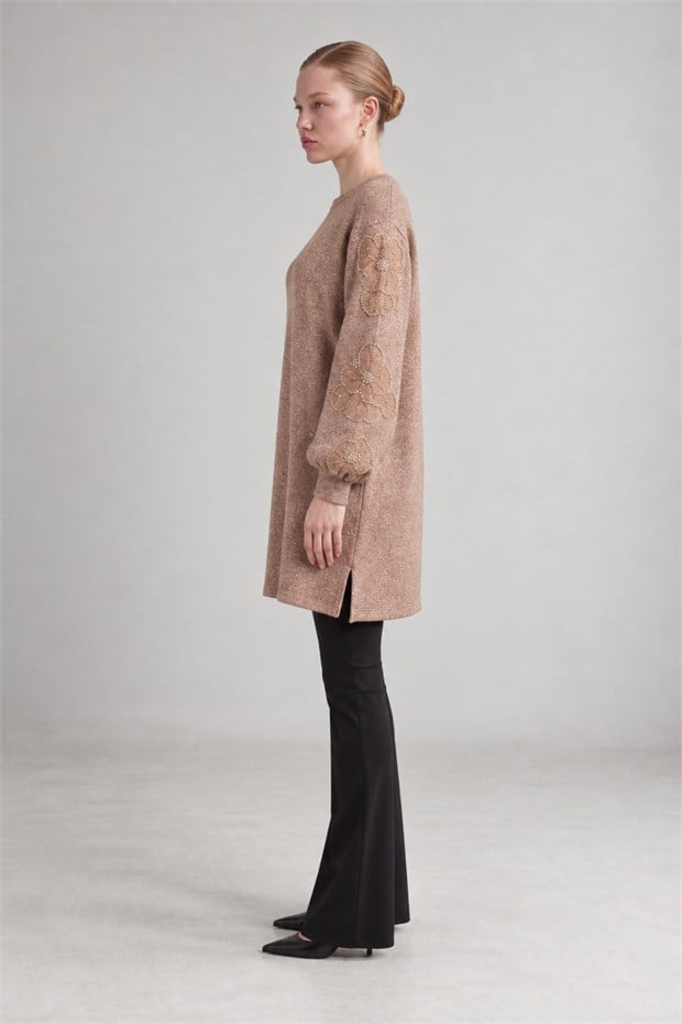 Kol Çiçek Detaylı Tunik Camel